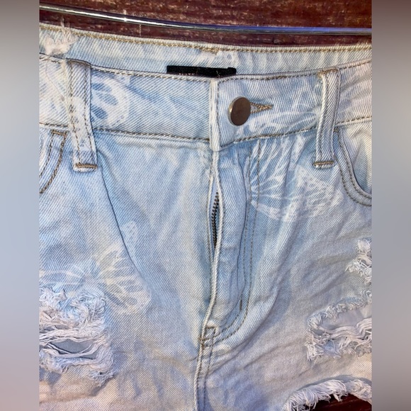 Butterfly Wing Distress Jean Short - Picture 4 of 9